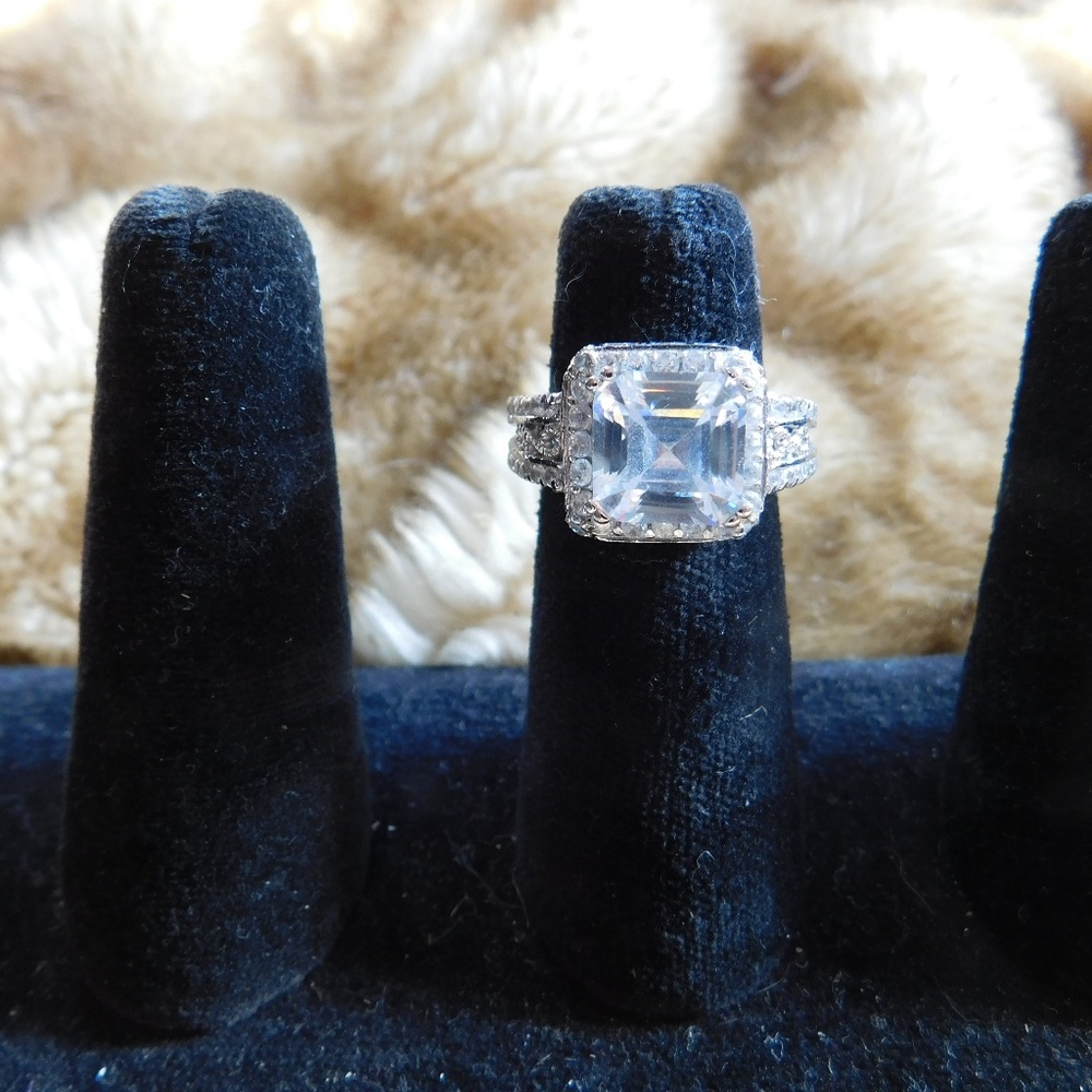 Fashion 4 carat Diamond Like Ring! Size 7 1/2